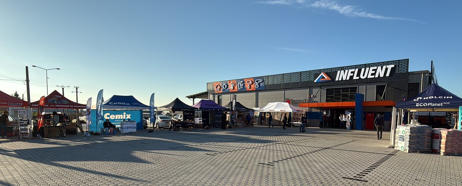 Curtea magazinului în ziua târgului, cu standurile producătorilor