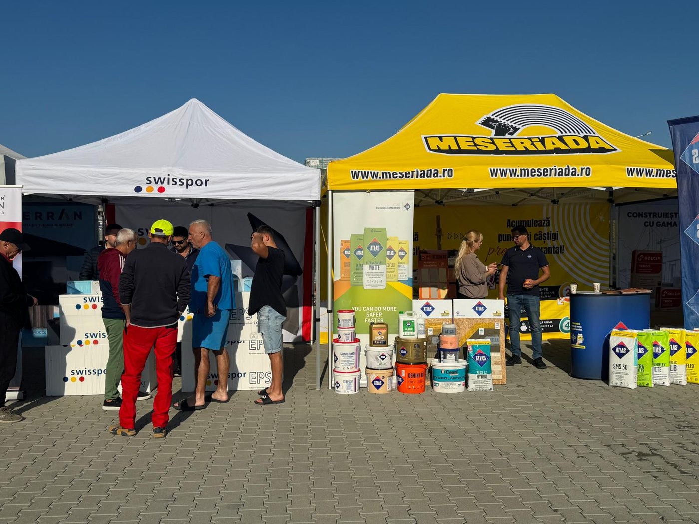 Produse expuse la standuri și discuții cu vizitatorii